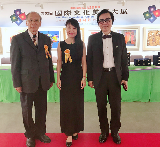 展会上王晓燕与加拿大华人书画家协会陈欢（右一）台湾艺术家蔡丰铭（左一）合影